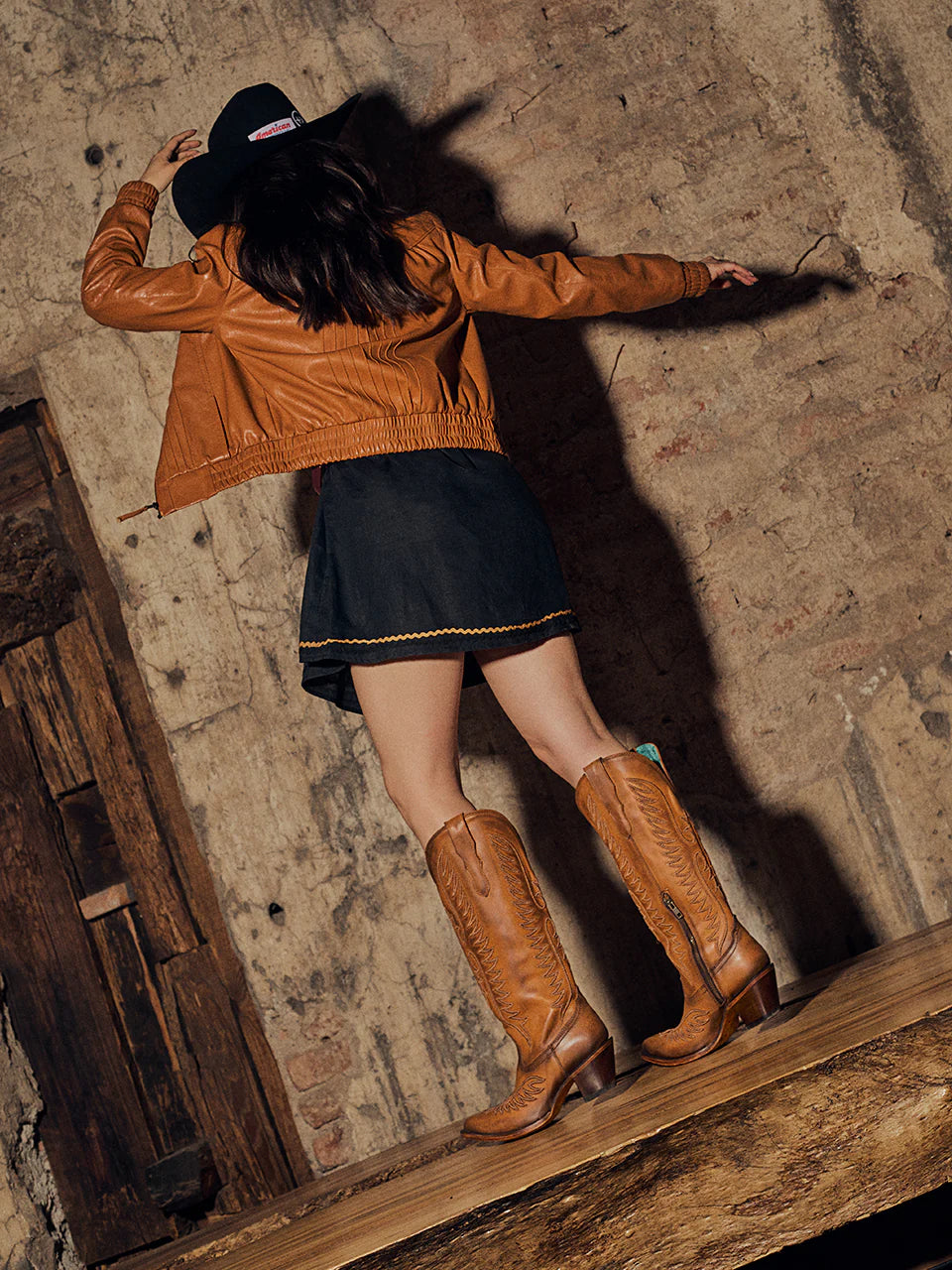 Bottes de cowboy tan brodées pour femme