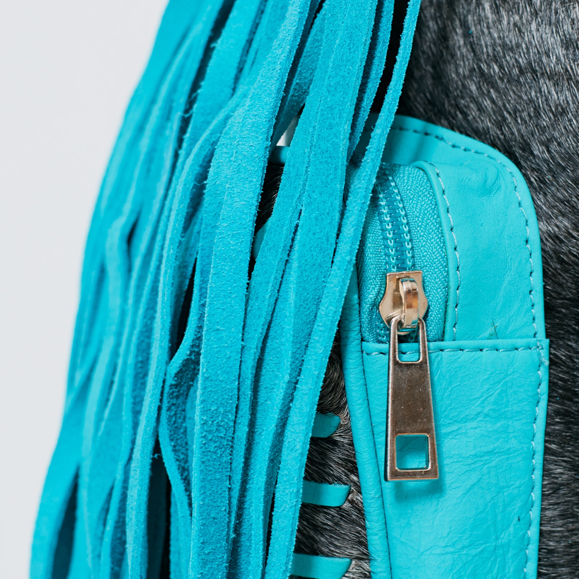 Sac à dos western turquoise à franges en cuir & poil véritable