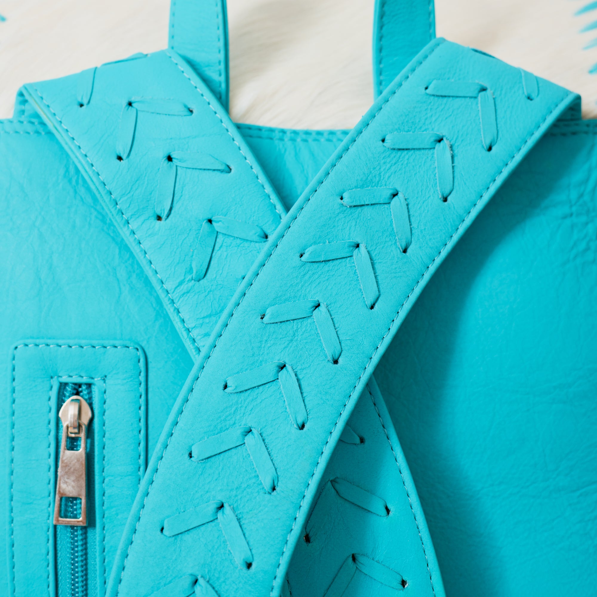 Sac à dos western turquoise à franges en cuir & poil véritable