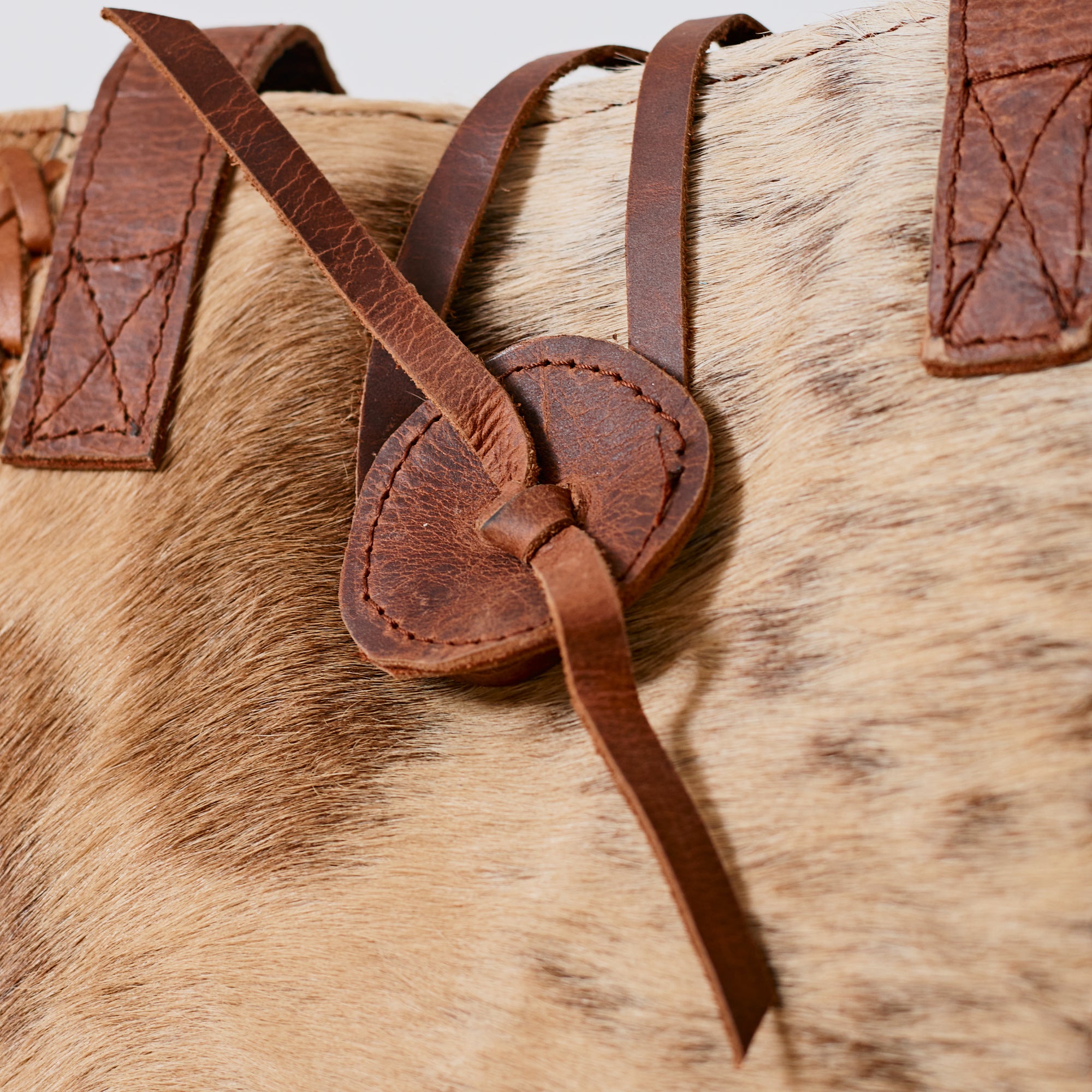 Sac à main western en poil de vache tressé