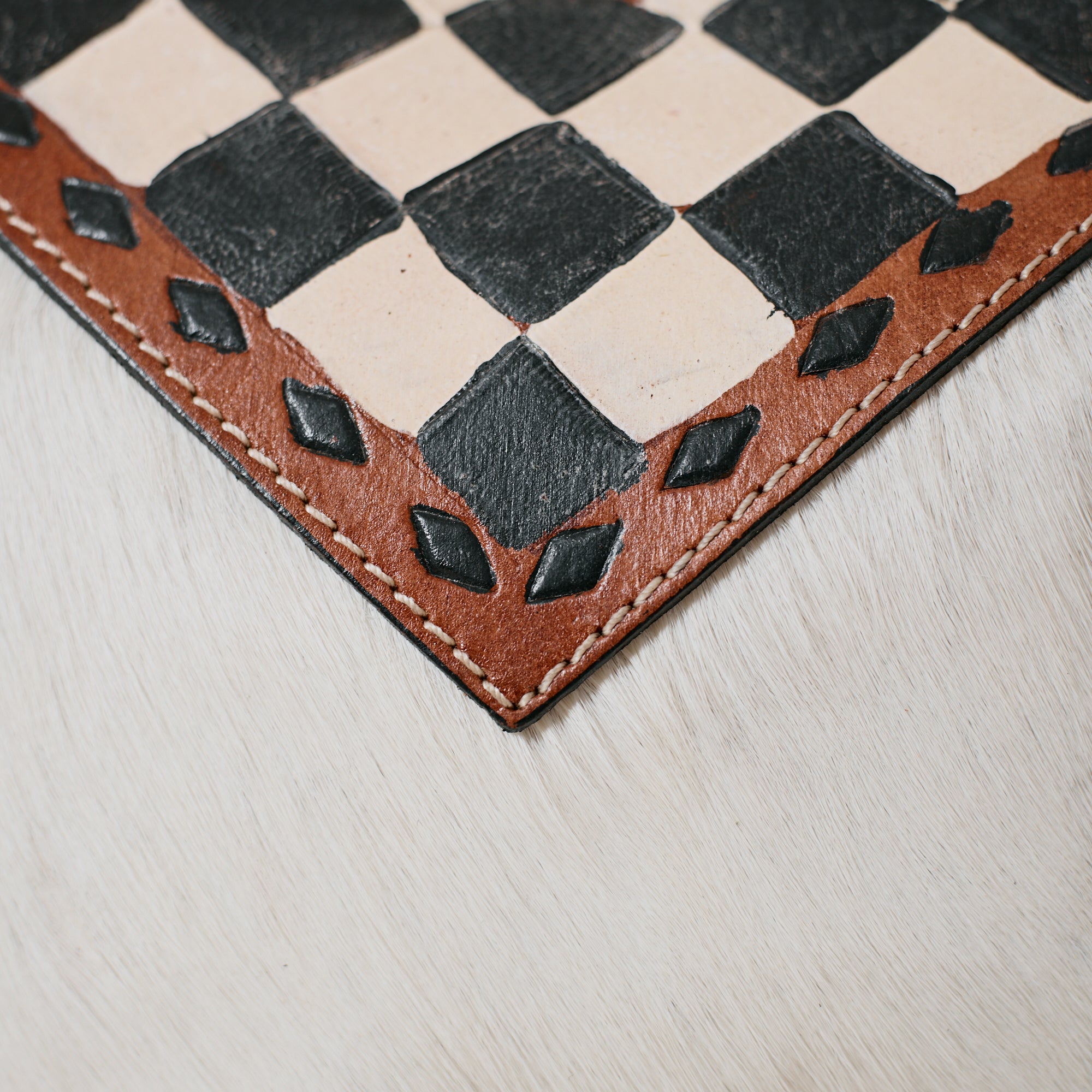Pochette western damier en poil de vache
