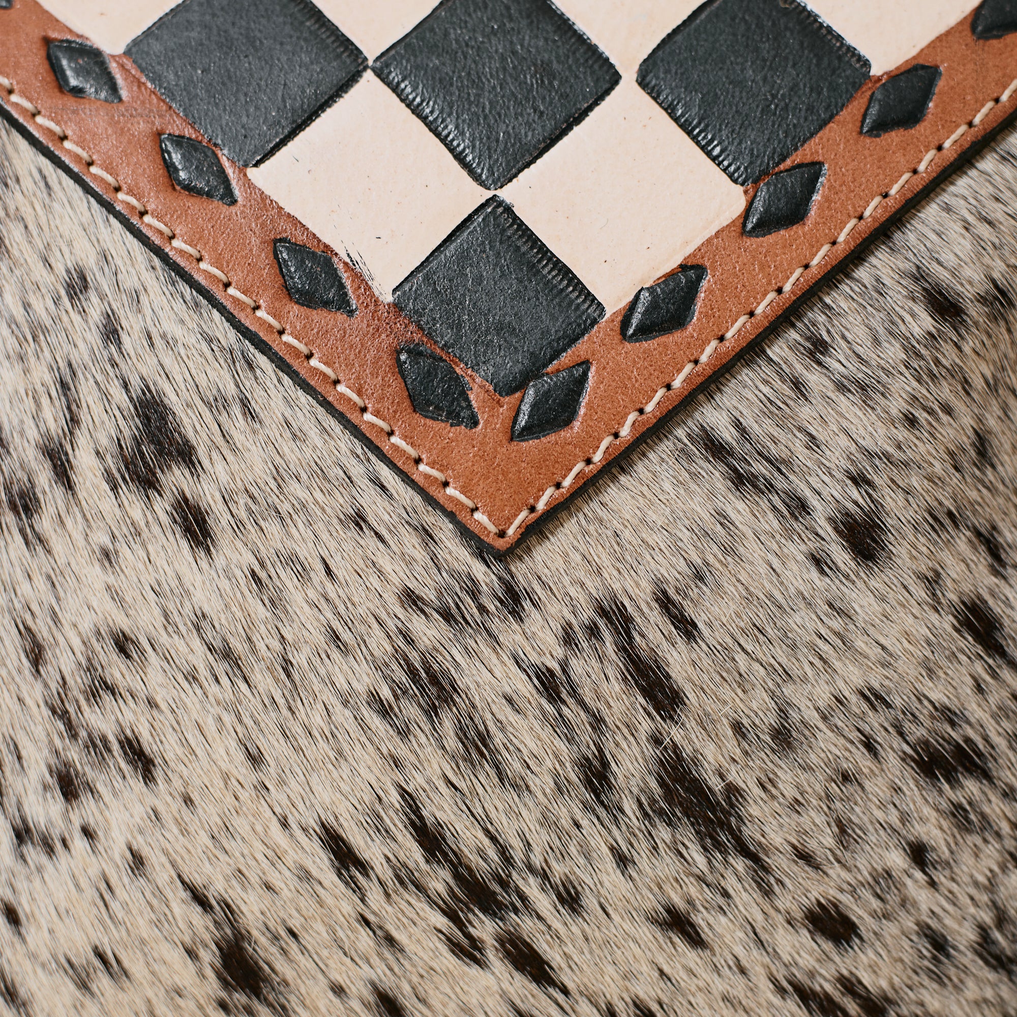 Pochette western damier en poil de vache