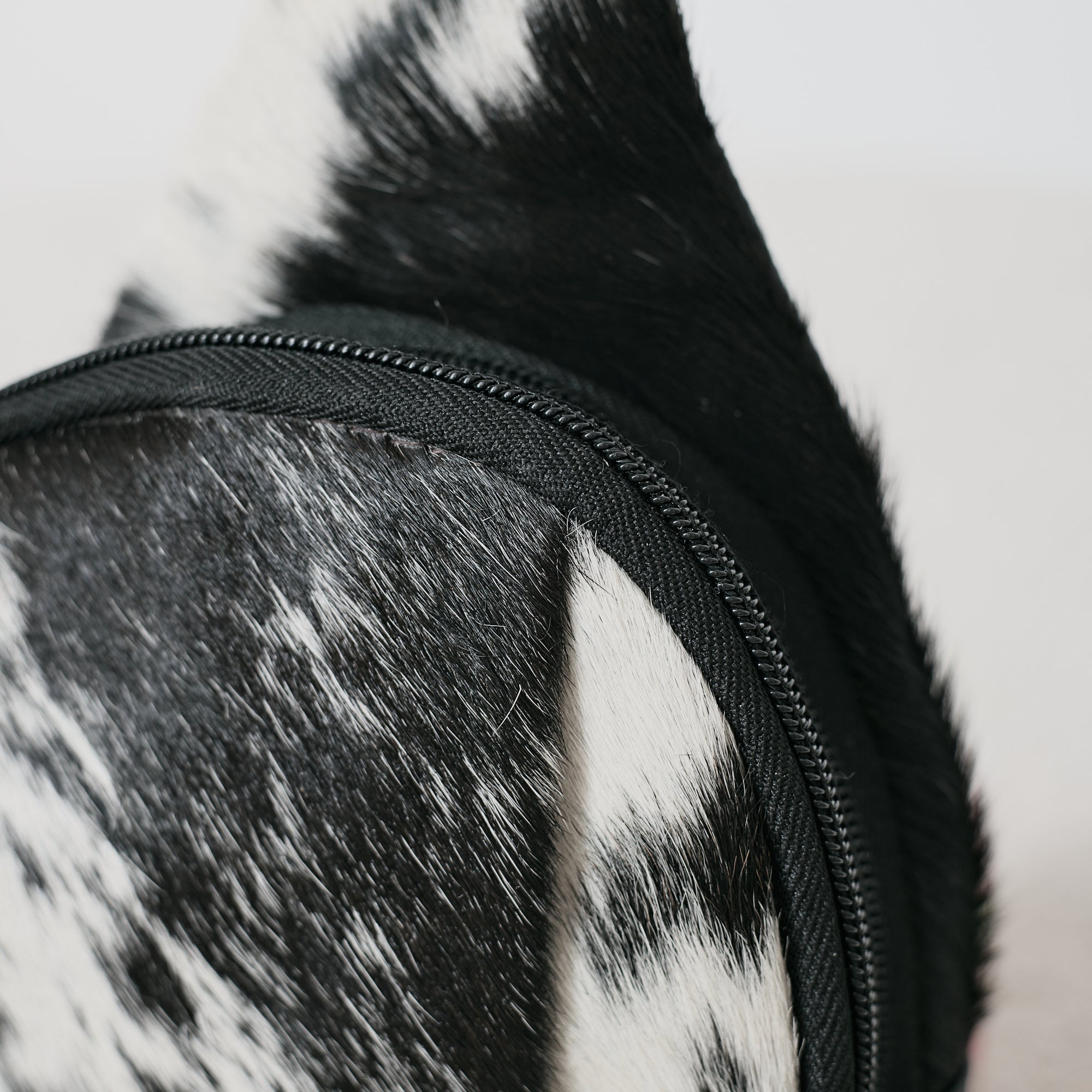 Sac bandoulière western en poil de vache noir et blanc