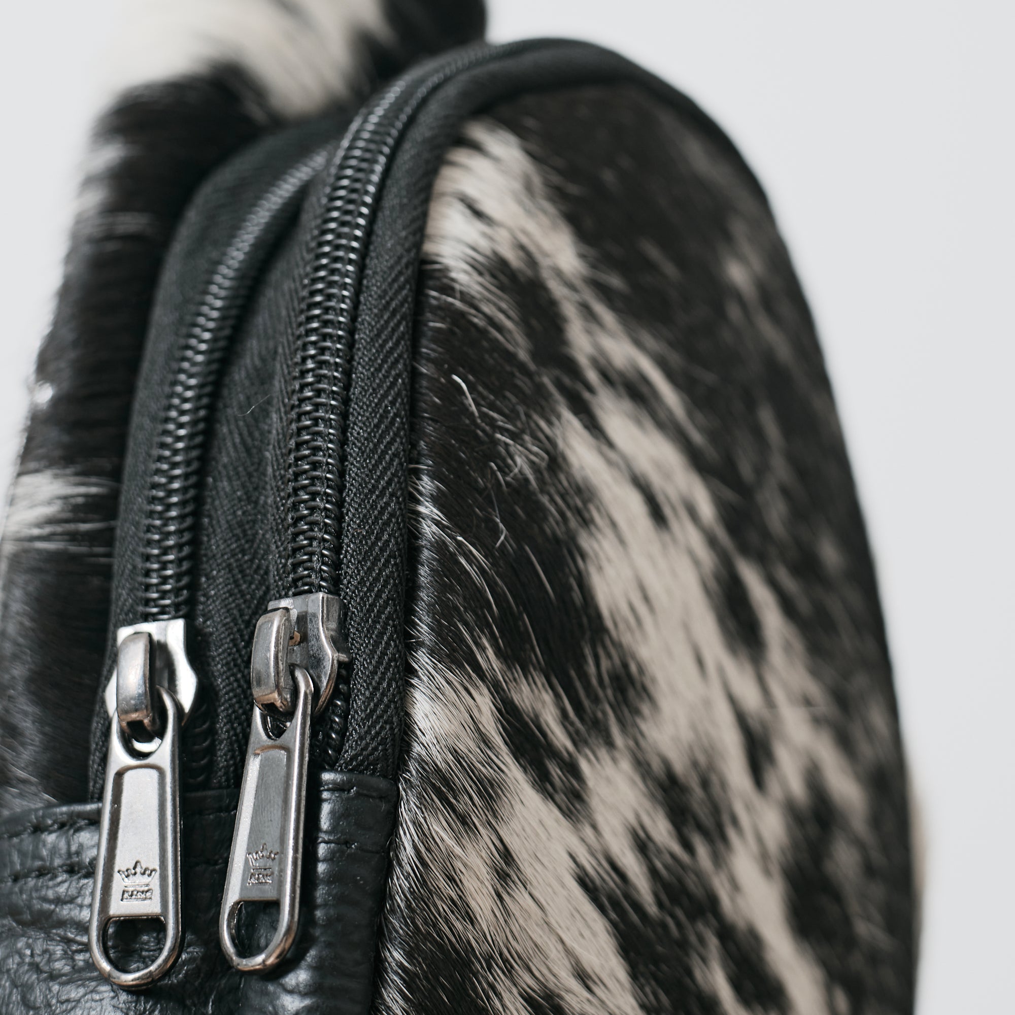 Sac bandoulière western en poil de vache noir et blanc