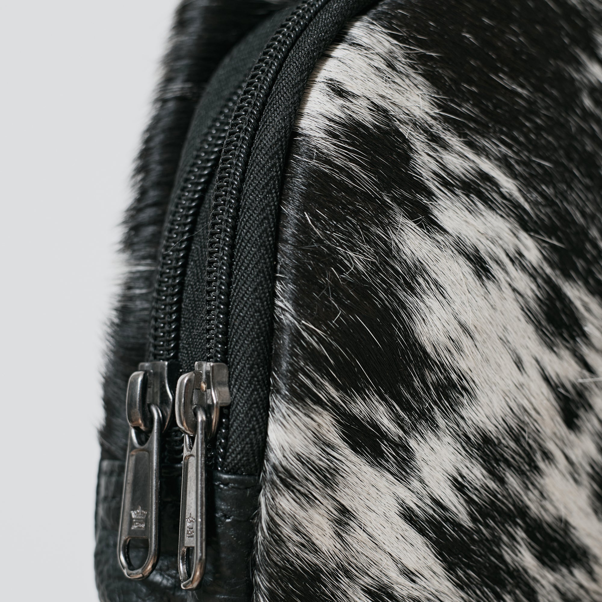 Sac bandoulière western en poil de vache noir et blanc