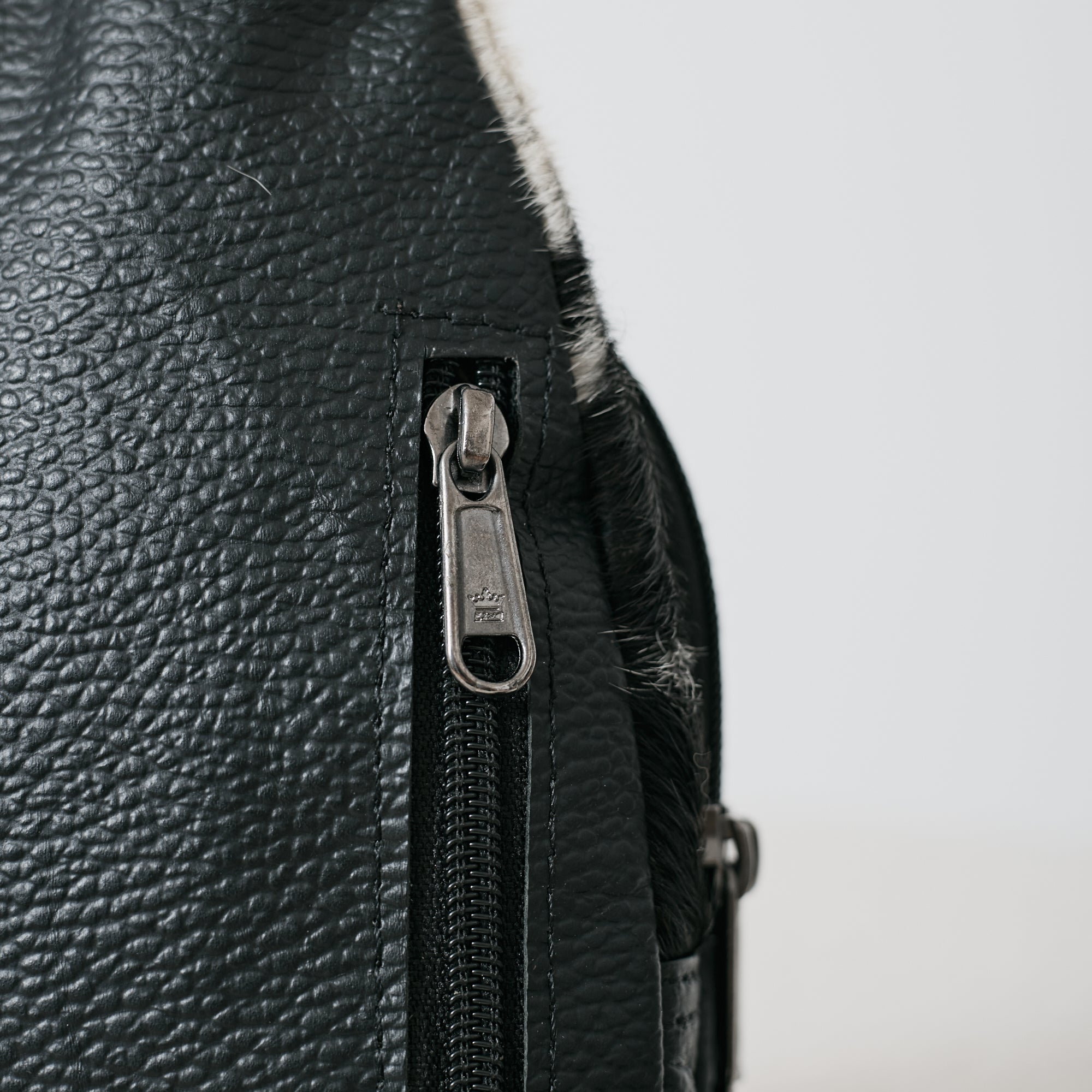 Sac bandoulière western en poil de vache noir et blanc