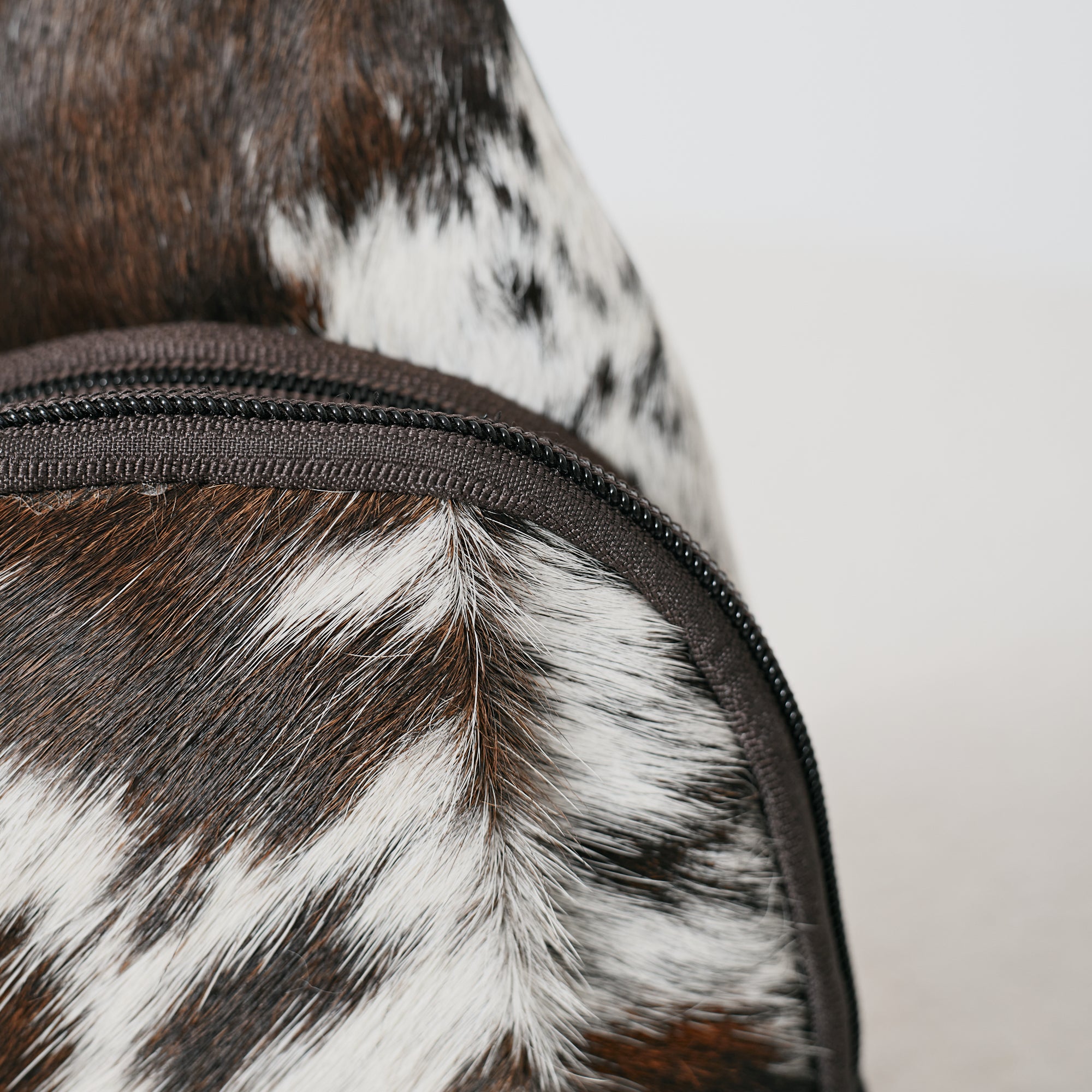 Sac bandoulière western en poil de vache brun et blanc