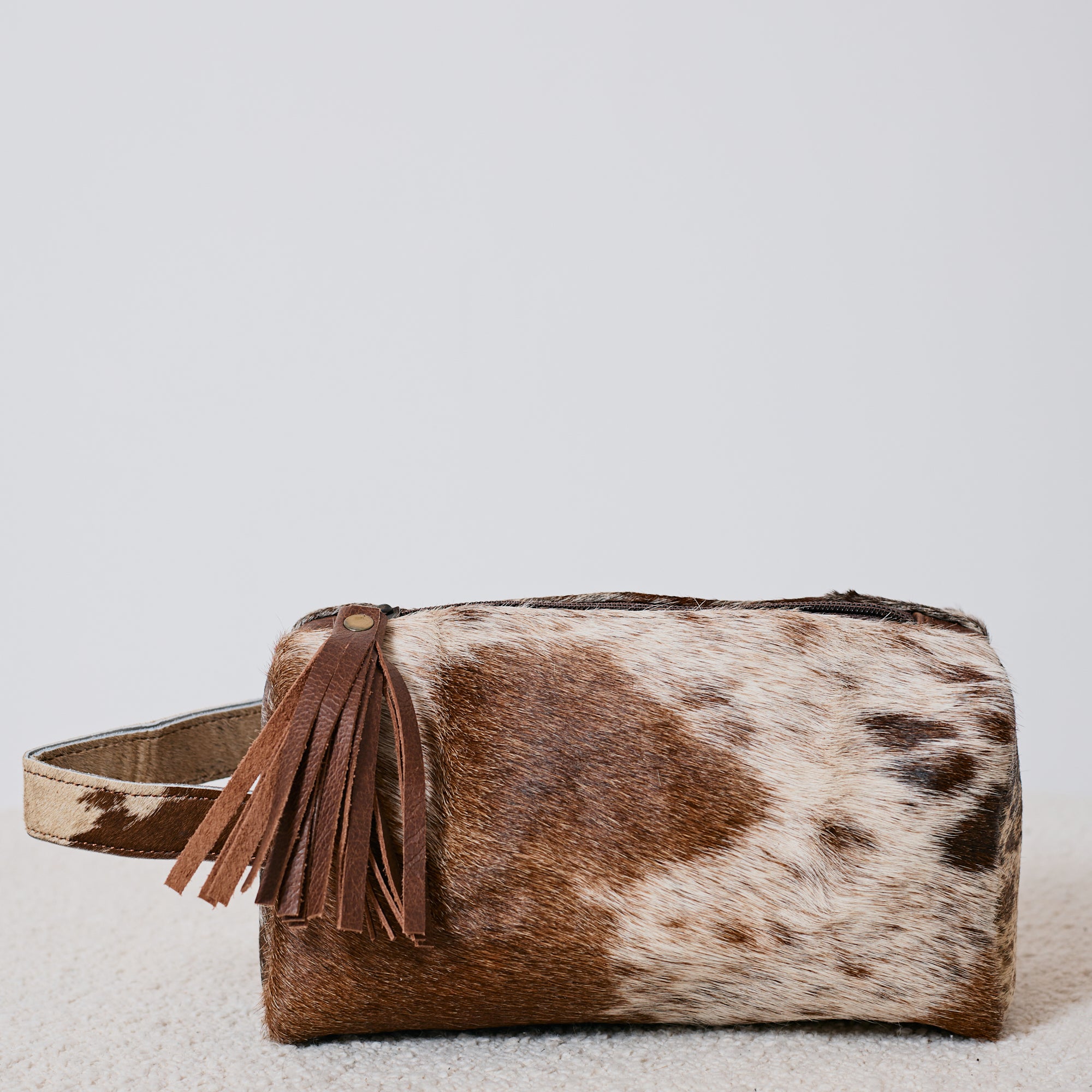 Pochette western en poil de vache avec pompon