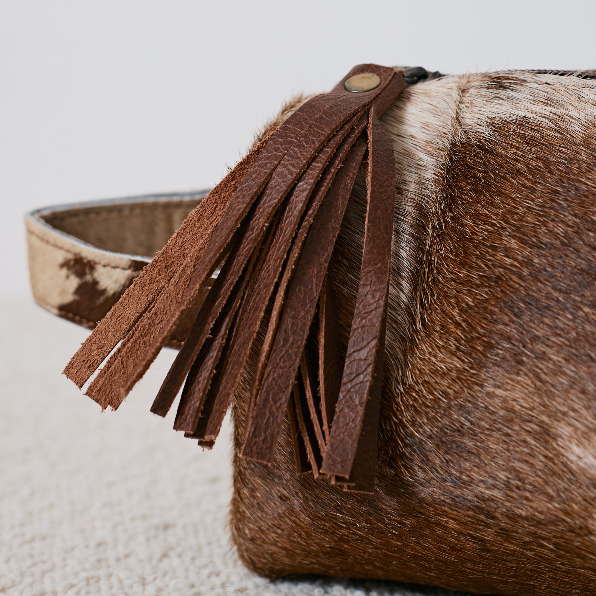 Pochette western en poil de vache avec pompon