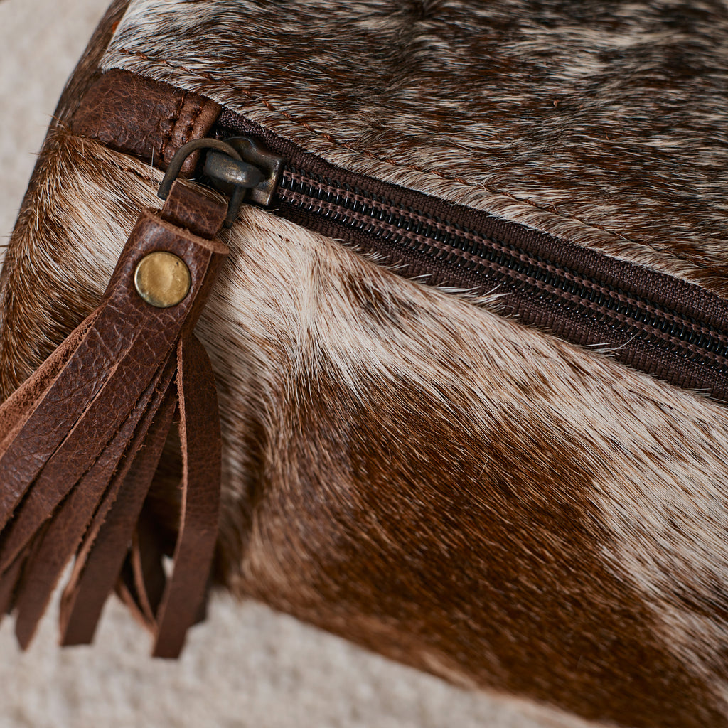 Pochette western en poil de vache avec pompon