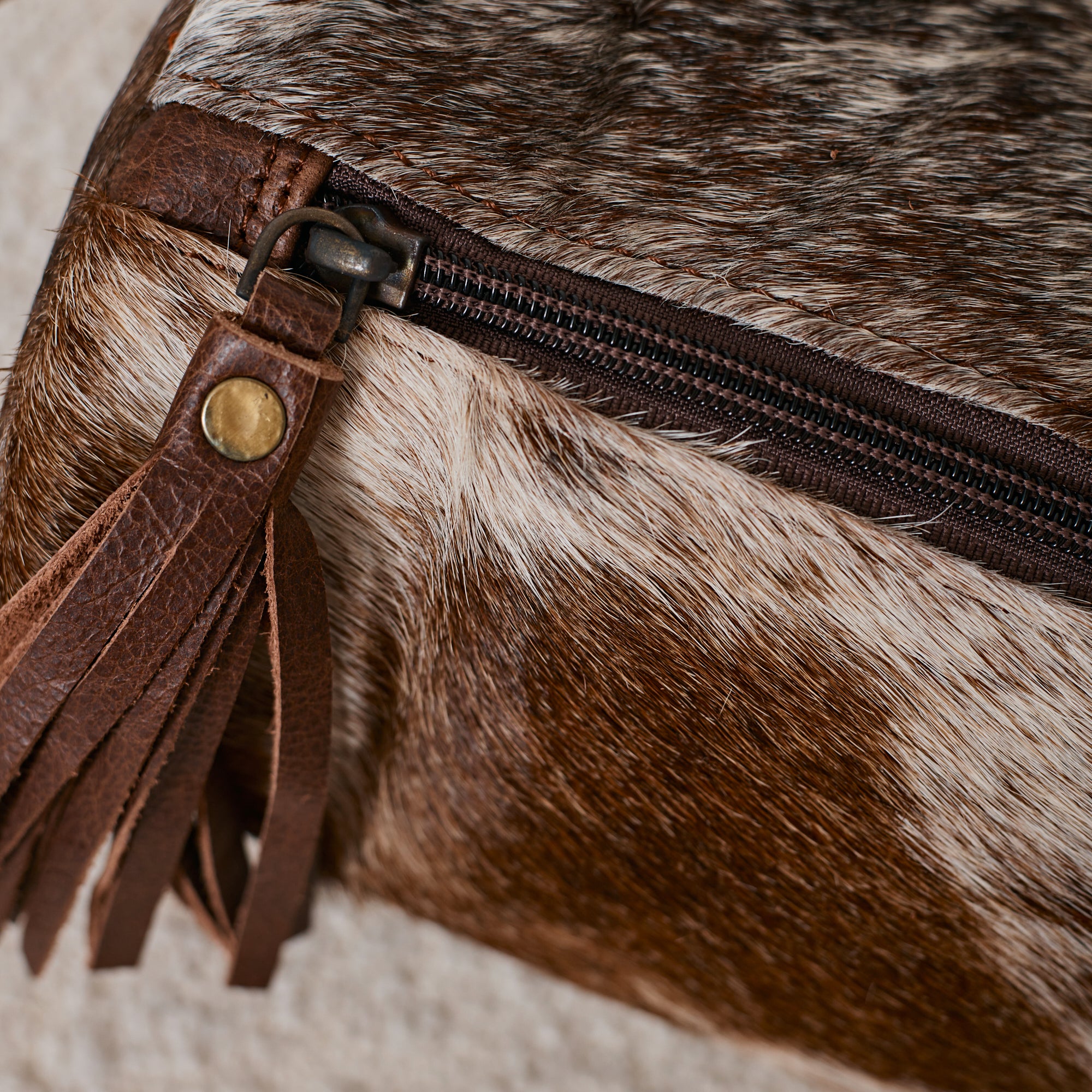 Pochette western en poil de vache avec pompon
