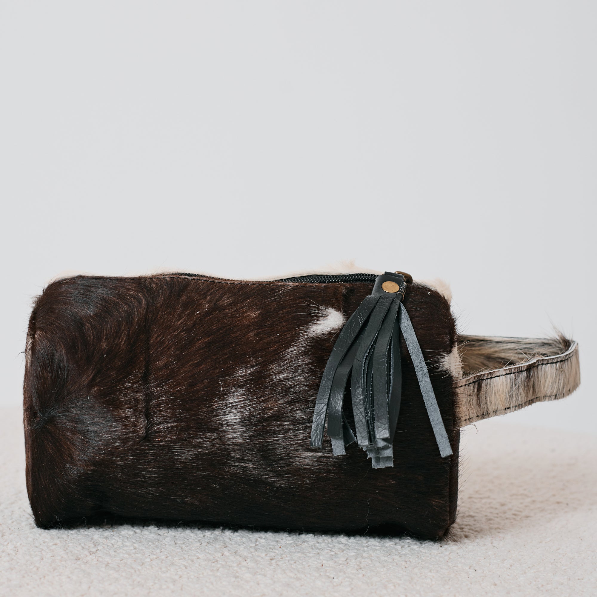 Pochette western en poil de vache avec pompon