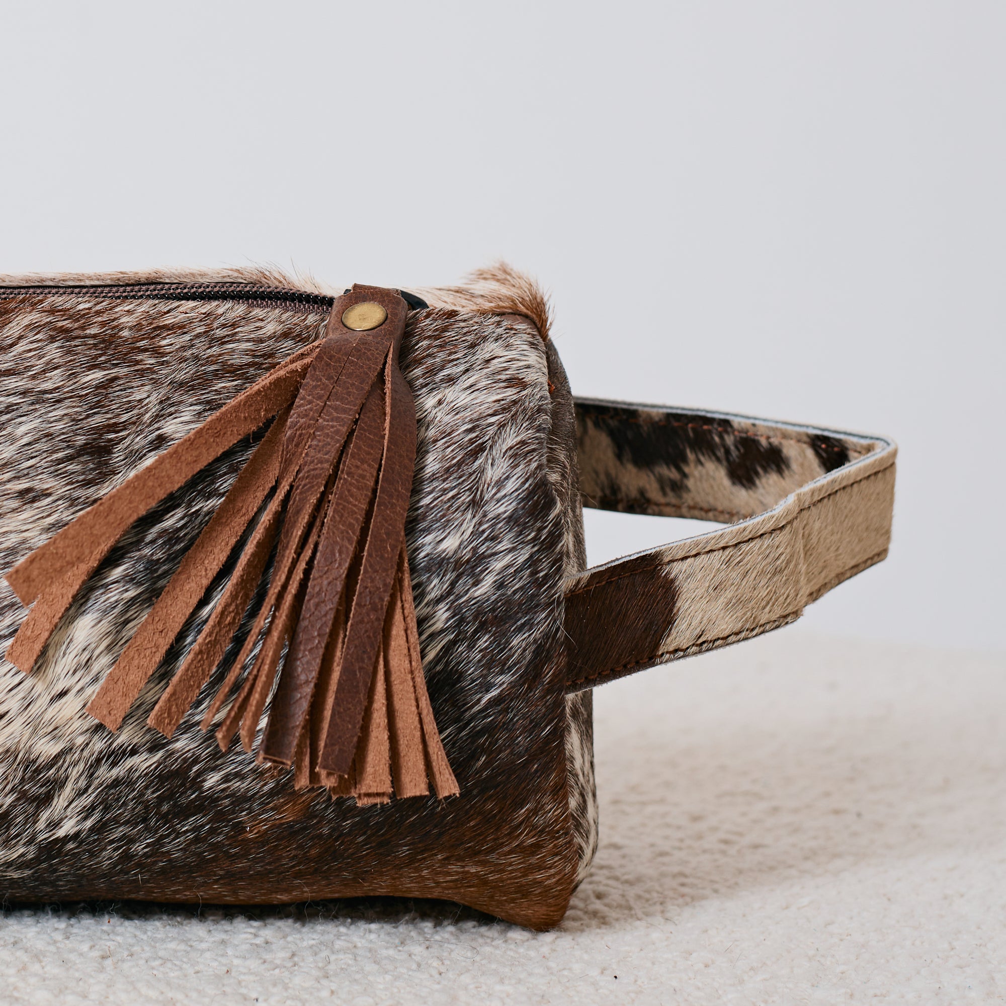 Pochette western en poil de vache avec pompon