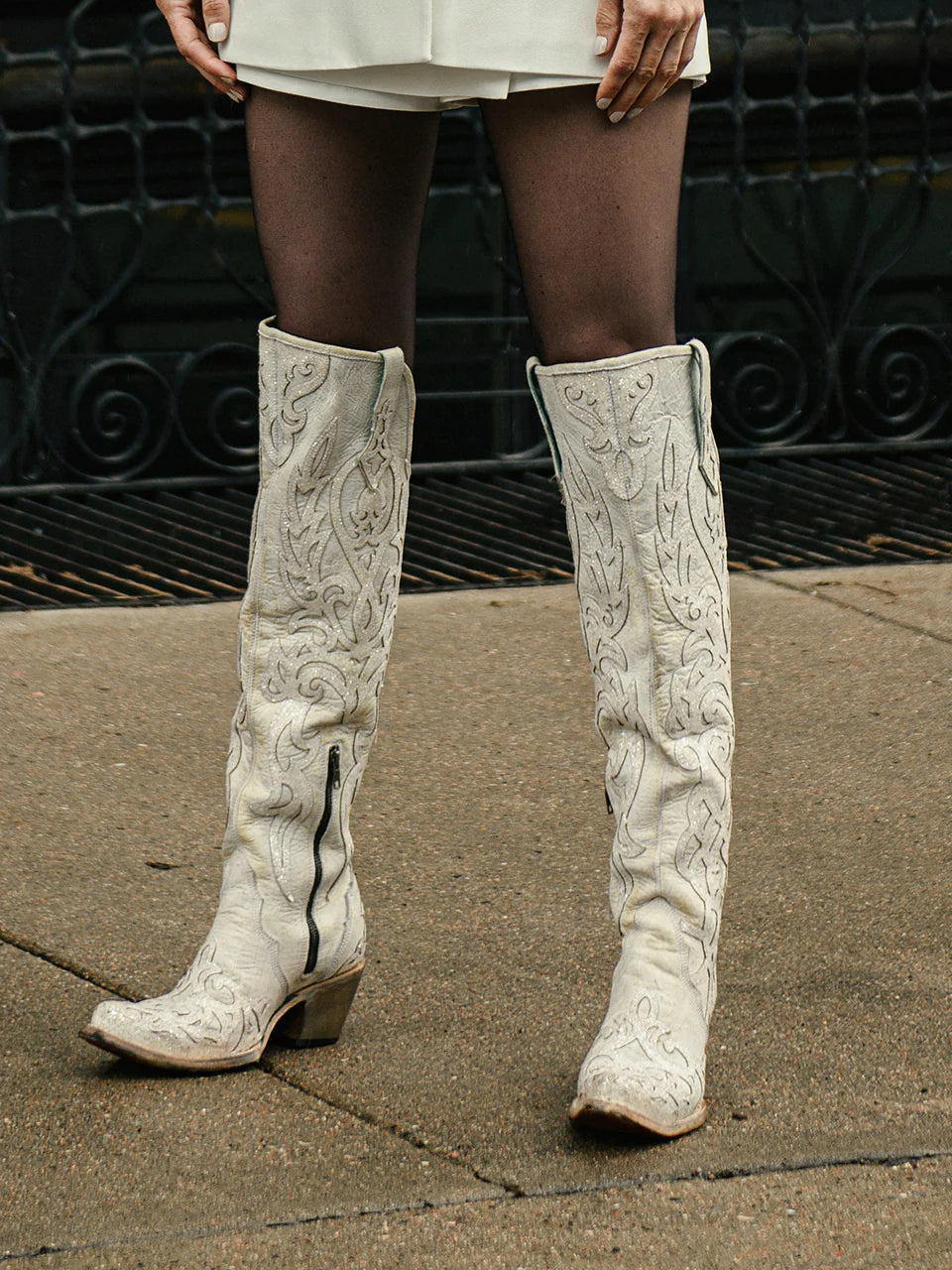Bottes de cowboy beiges à paillettes et broderies pour femme