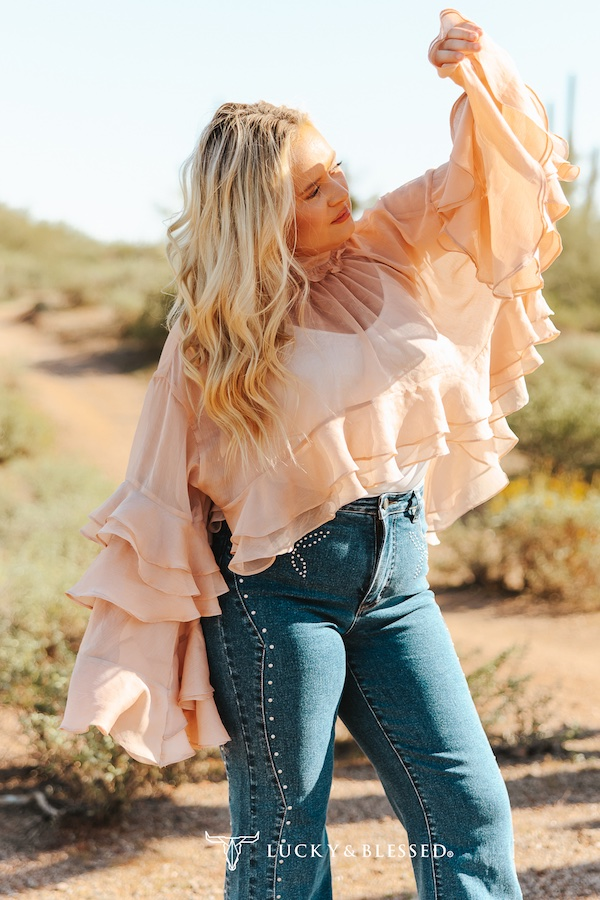Blouse à volants et nouée à l'avant – Pêche pâle